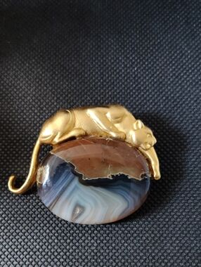 Vintage JJ GOLD TONE AND AGATE BROOCH WITH MOUNTAIN LION